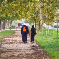 93_dos-mujeres-arabes-andando-por-calldetens.jpg